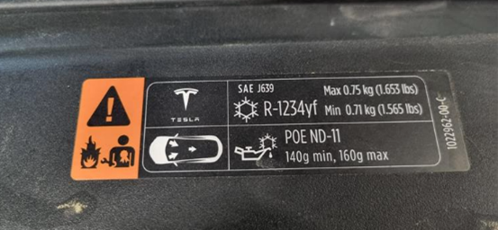 Figura 5. Informazioni su refrigerante e olio sulla targhetta sotto il cofano NRF Tesla Model S